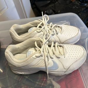 Nike View III Sneakers size 8